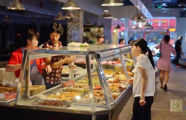 市区鸣阳菜市场。